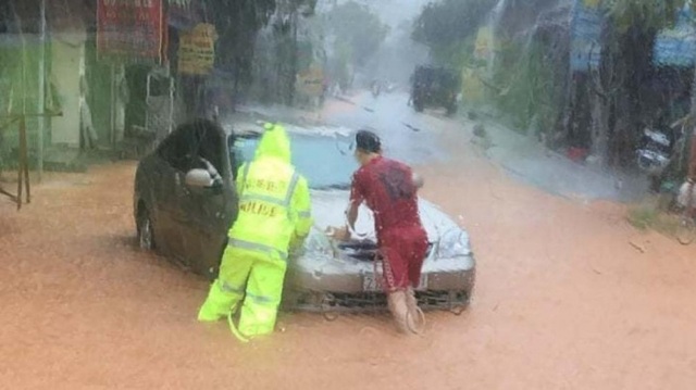 Yên Bái: Mưa lớn gây ngập nhiều nơi, nước cuồn cuộn chảy trên đường - 5 Yên Bái: Mưa lớn gây ngập nhiều nơi, nước cuồn cuộn chảy trên đường - 5