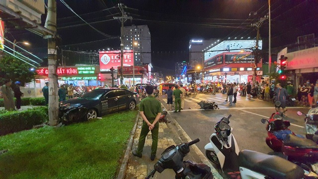 TPHCM: Cô gái trẻ lái ô tô tông 7 xe máy, nhiều người bị thương - 1 TPHCM: Cô gái trẻ lái ô tô tông 7 xe máy, nhiều người bị thương - 1