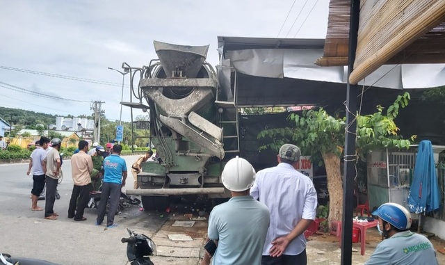5 người đang chờ ăn bánh xèo khiếp vía khi xe trộn bê tông đâm sầm vào quán - 1 5 người đang chờ ăn bánh xèo khiếp vía khi xe trộn bê tông đâm sầm vào quán - 1
