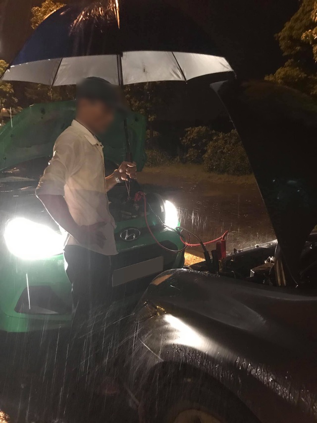Cảm động câu chuyện anh taxi ngoại tỉnh sửa hộ xe giữa cơn mưa khuya tầm tã - 2 Cảm động câu chuyện anh taxi ngoại tỉnh sửa hộ xe giữa cơn mưa khuya tầm tã - 2