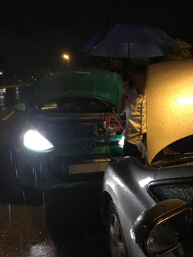 Cảm động câu chuyện anh taxi ngoại tỉnh sửa hộ xe giữa cơn mưa khuya tầm tã - 3 Cảm động câu chuyện anh taxi ngoại tỉnh sửa hộ xe giữa cơn mưa khuya tầm tã - 3