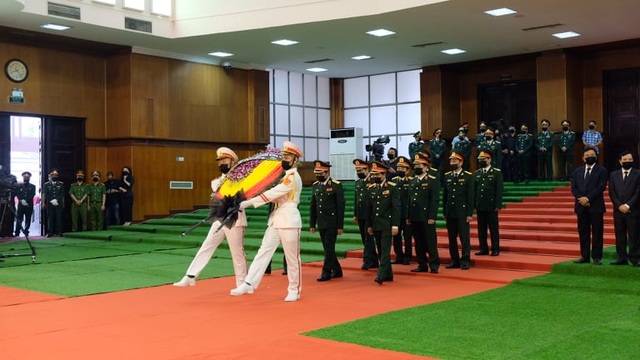 Nhân dân đội mưa tới viếng nguyên Tổng Bí thư Lê Khả Phiêu - 3 Nhân dân đội mưa tới viếng nguyên Tổng Bí thư Lê Khả Phiêu - 3