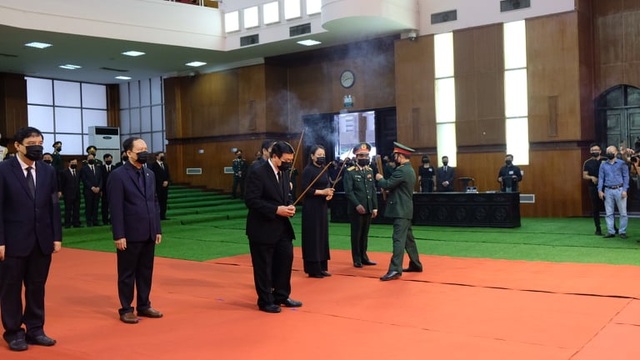 Nhân dân đội mưa tới viếng nguyên Tổng Bí thư Lê Khả Phiêu - 4 Nhân dân đội mưa tới viếng nguyên Tổng Bí thư Lê Khả Phiêu - 4