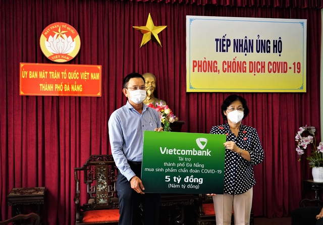 Vietcombank ủng hộ 5 tỷ đồng chung tay cùng thành phố Đà Nẵng đẩy lùi Covid-19 - 1 Vietcombank ủng hộ 5 tỷ đồng chung tay cùng thành phố Đà Nẵng đẩy lùi Covid-19 - 1