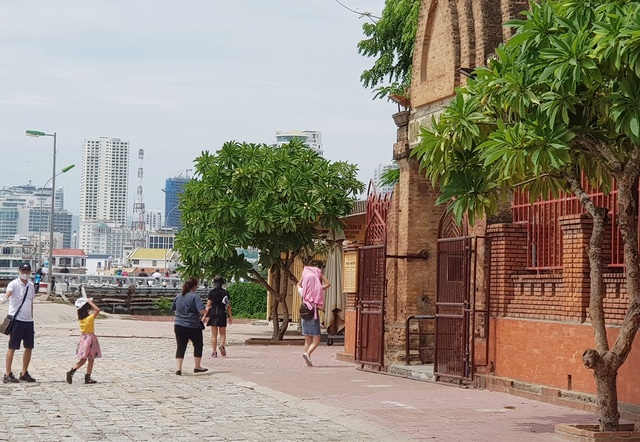 Nha Trang: Tàu du lịch nằm bờ, di tích Chăm vắng vẻ do dịch Covid-19 - 8