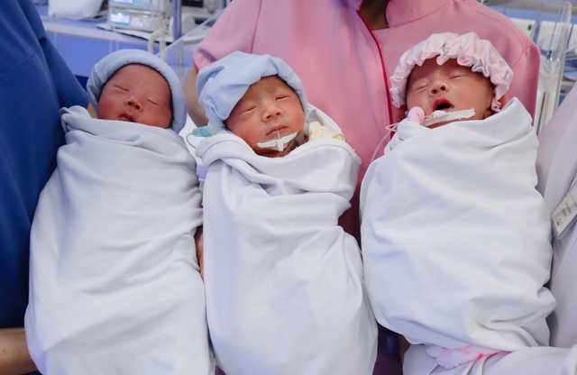 Bác sĩ chẩn đoán song thai, 3 hài nhi chào đời non tháng - 3