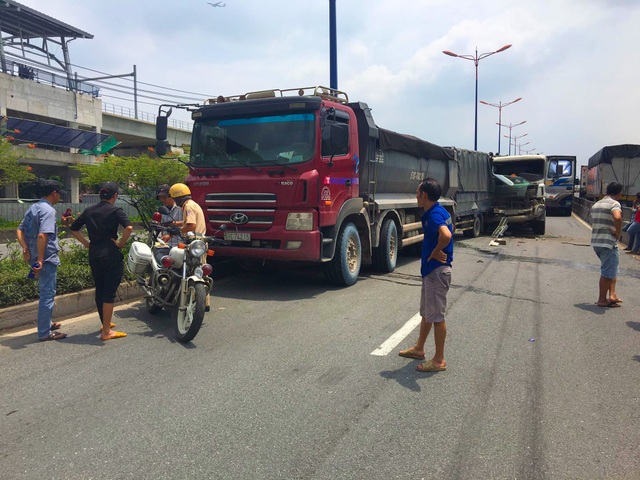 Cầu vượt Thủ Đức bị phong tỏa gần 3 giờ vì tai nạn liên hoàn - 1 Cầu vượt Thủ Đức bị phong tỏa gần 3 giờ vì tai nạn liên hoàn - 1