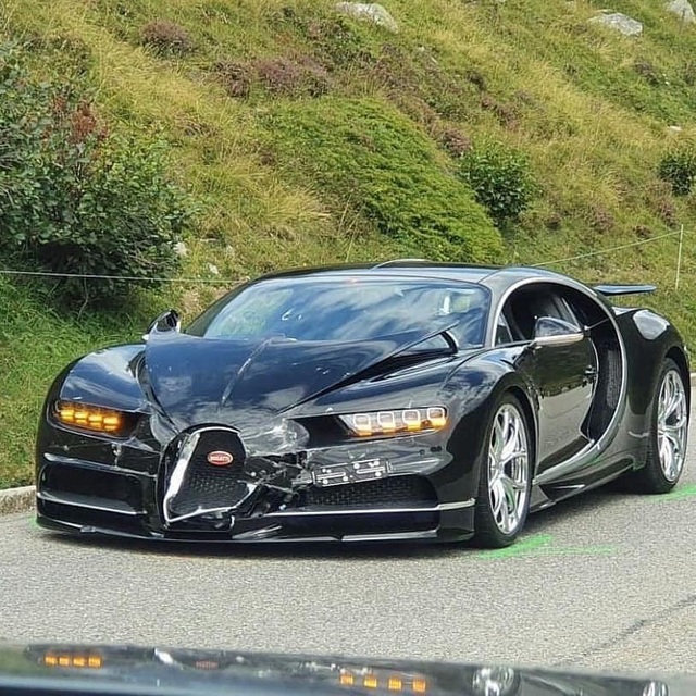 Tai nạn thiệt hại hơn 4 triệu USD vì tài xế siêu xe Bugatti mất kiên nhẫn - 2 Tai nạn thiệt hại hơn 4 triệu USD vì tài xế siêu xe Bugatti mất kiên nhẫn - 2