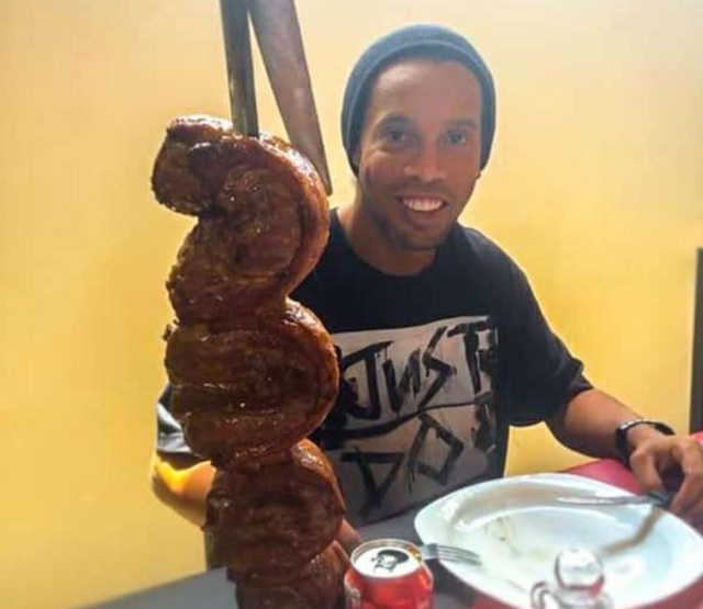 Đang bị quản thúc, Ronaldinho vẫn tiệc tùng cùng dàn người mẫu - 3 Đang bị quản thúc, Ronaldinho vẫn tiệc tùng cùng dàn người mẫu - 3