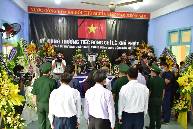 Nhân dân đội mưa tới viếng nguyên Tổng Bí thư Lê Khả Phiêu - 10 Nhân dân đội mưa tới viếng nguyên Tổng Bí thư Lê Khả Phiêu - 10