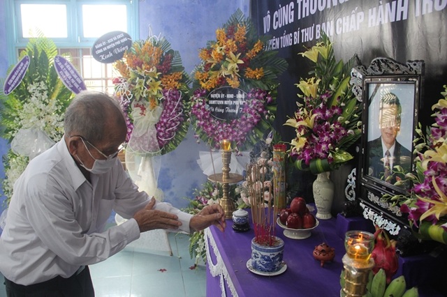 Nhân dân đội mưa tới viếng nguyên Tổng Bí thư Lê Khả Phiêu - 11 Nhân dân đội mưa tới viếng nguyên Tổng Bí thư Lê Khả Phiêu - 11