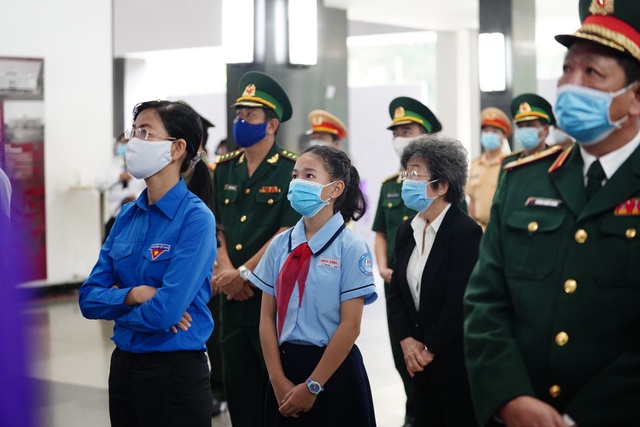 Nhân dân TPHCM tiễn biệt nguyên Tổng Bí thư Lê Khả Phiêu - 9 Nhân dân TPHCM tiễn biệt nguyên Tổng Bí thư Lê Khả Phiêu - 9
