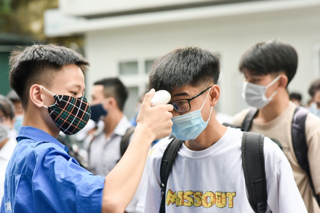 Thí sinh háo hức tham dự Bài kiểm tra tư duy vào trường ĐH Bách khoa Hà Nội - 3 Thí sinh háo hức tham dự Bài kiểm tra tư duy vào trường ĐH Bách khoa Hà Nội - 3