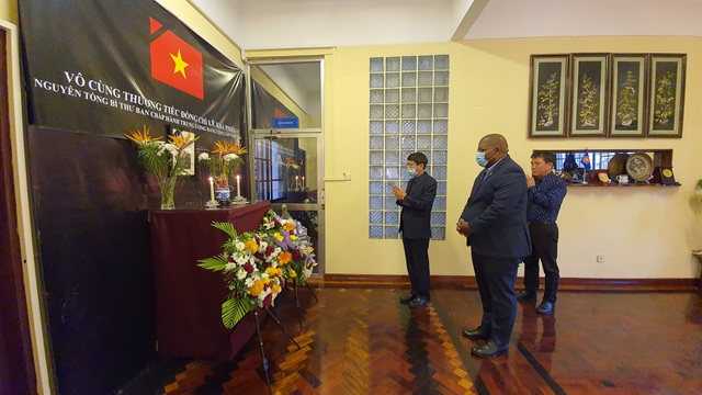 Lễ viếng và mở sổ tang nguyên Tổng Bí thư Lê Khả Phiêu tại Mozambique - 2 Lễ viếng và mở sổ tang nguyên Tổng Bí thư Lê Khả Phiêu tại Mozambique - 2