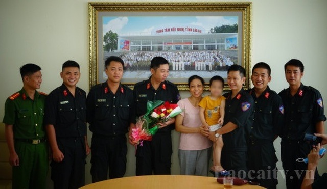 Công an tuần tra phát hiện cháu bé 3 tuổi đi lạc lúc 3h sáng - 1 Công an tuần tra phát hiện cháu bé 3 tuổi đi lạc lúc 3h sáng - 1