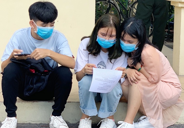 Mẹ liệt sĩ ủng hộ gạo chống dịch Covid-19 vào đề thi Năng khiếu báo chí - 4 Mẹ liệt sĩ ủng hộ gạo chống dịch Covid-19 vào đề thi Năng khiếu báo chí - 4