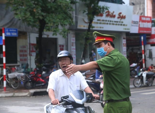 “Phố chợ” Hà Nội lập chốt nhắc nhở, tặng khẩu trang người dân - 2