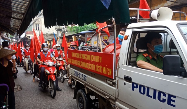 “Phố chợ” Hà Nội lập chốt nhắc nhở, tặng khẩu trang người dân - 9