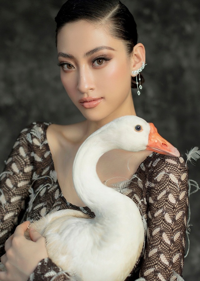 Hoa hậu Lương Thùy Linh thay đổi hình ảnh khác lạ đón tuổi 20 - 10 Hoa hậu Lương Thùy Linh thay đổi hình ảnh khác lạ đón tuổi 20 - 10