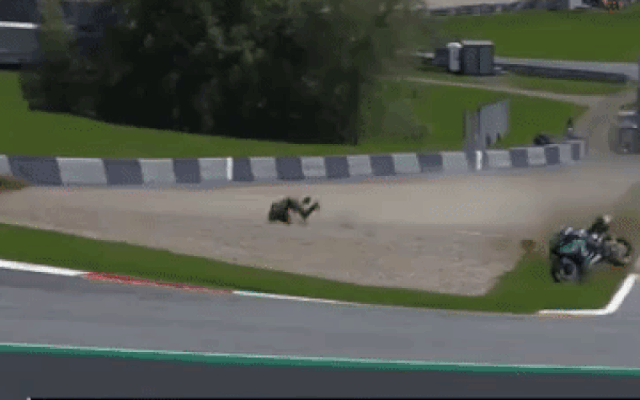 Tai nạn kinh hoàng trong chặng MotoGP tại Áo, hai chiếc xe đua biến dạng - 1