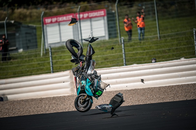 Tai nạn kinh hoàng trong chặng MotoGP tại Áo, hai chiếc xe đua biến dạng - 3 Tai nạn kinh hoàng trong chặng MotoGP tại Áo, hai chiếc xe đua biến dạng - 3