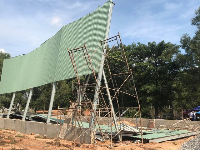 Sập công trình nhà xưởng, 3 công nhân trọng thương - 1 Sập công trình nhà xưởng, 3 công nhân trọng thương - 1