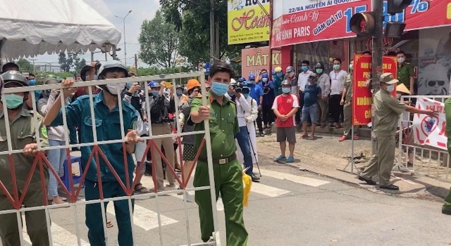 Hơn 900 người dân khu cách ly Covid-19 vui mừng trong ngày dỡ bỏ phong tỏa - 3 Hơn 900 người dân khu cách ly Covid-19 vui mừng trong ngày dỡ bỏ phong tỏa - 3