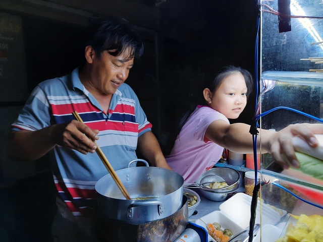 Bươn chải nghề bán cá viên chiên đêm ở Sài Gòn - 5