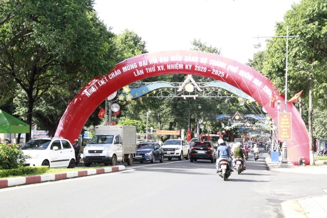 Người dân phố núi phấn khởi trở lại với cuộc sống bình thường - 10 Người dân phố núi phấn khởi trở lại với cuộc sống bình thường - 10