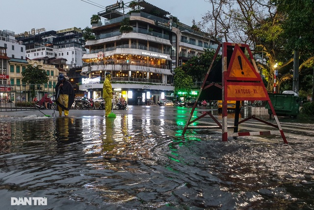 Phố Hà Nội ngập sâu trong nước, đường về nhà xa quá xa... - 1