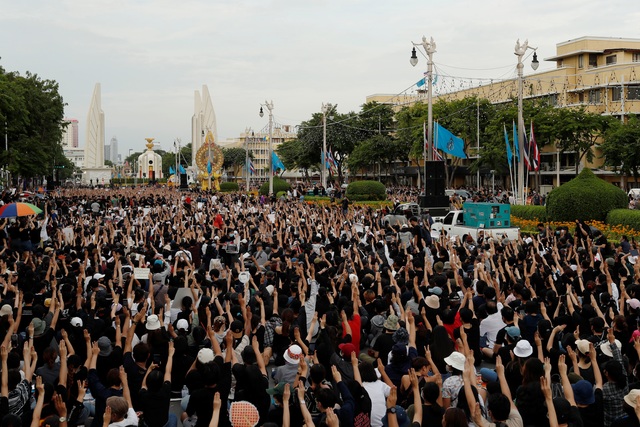 10.000 người Thái Lan tham gia biểu tình lớn nhất từ năm 2014 - 1