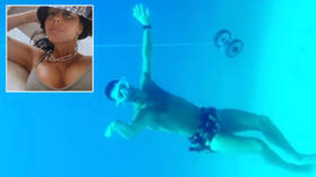 Trổ tài bơi lặn, C.Ronaldo tự phong mình làm... thần biển - 1