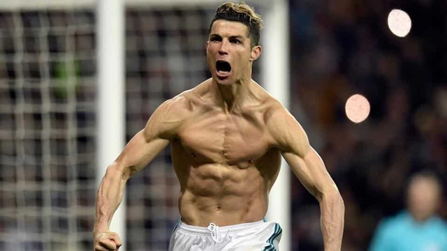 Trổ tài bơi lặn, C.Ronaldo tự phong mình làm... thần biển - 2