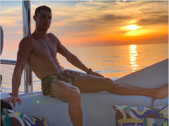 Trổ tài bơi lặn, C.Ronaldo tự phong mình làm... thần biển - 4 Trổ tài bơi lặn, C.Ronaldo tự phong mình làm... thần biển - 4