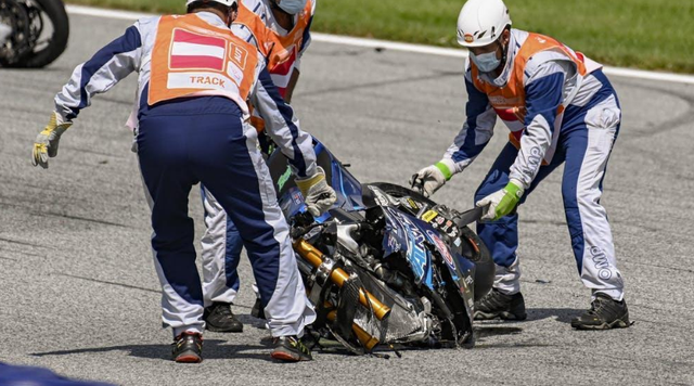 Tai nạn kinh hoàng trong chặng MotoGP tại Áo, hai chiếc xe đua biến dạng - 4