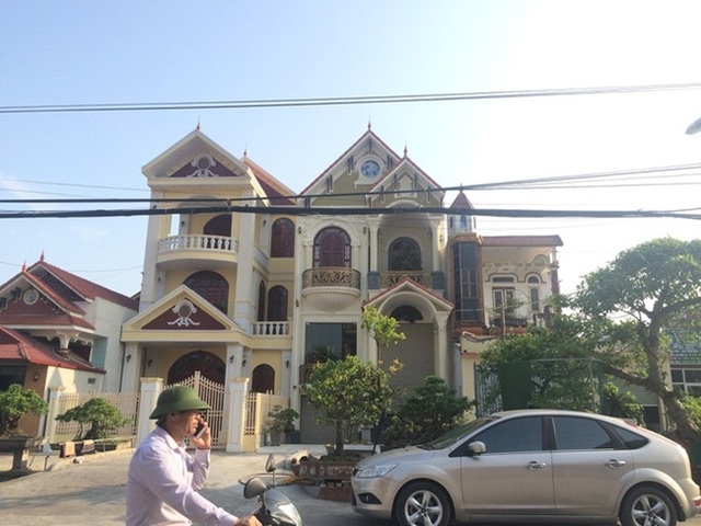 Xã giàu có ở Việt Nam, biệt thự không hiếm, có lâu đài xây 9 năm tốn hàng chục tỷ đồng - 1 Xã giàu có ở Việt Nam, biệt thự không hiếm, có lâu đài xây 9 năm tốn hàng chục tỷ đồng - 1