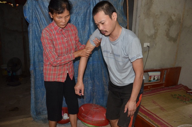 Thiếu gánh củi trên vai, hai đứa con bệnh tật của người mẹ góa sẽ nhịn đói - 1 Thiếu gánh củi trên vai, hai đứa con bệnh tật của người mẹ góa sẽ nhịn đói - 1