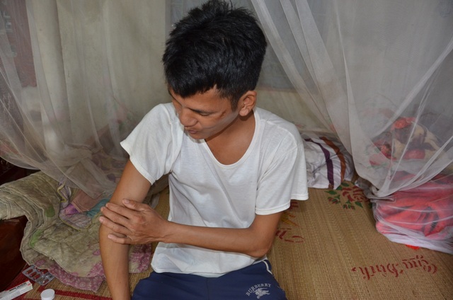 Thiếu gánh củi trên vai, hai đứa con bệnh tật của người mẹ góa sẽ nhịn đói - 3 Thiếu gánh củi trên vai, hai đứa con bệnh tật của người mẹ góa sẽ nhịn đói - 3