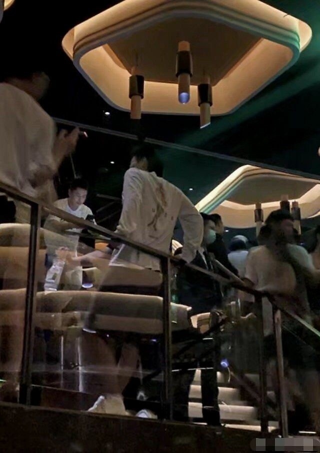 Đậu Kiêu và bạn gái tiểu thư bị chê trách vì tới quán bar giữa mùa dịch - 2 Đậu Kiêu và bạn gái tiểu thư bị chê trách vì tới quán bar giữa mùa dịch - 2