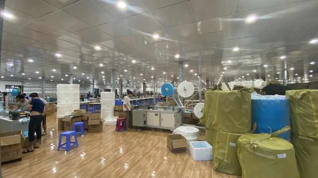 Thợ máy khẩu trang thời dịch: Lúc kiếm tiền tỉ mua nhà, nay chẳng ai thuê - 2 Thợ máy khẩu trang thời dịch: Lúc kiếm tiền tỉ mua nhà, nay chẳng ai thuê - 2