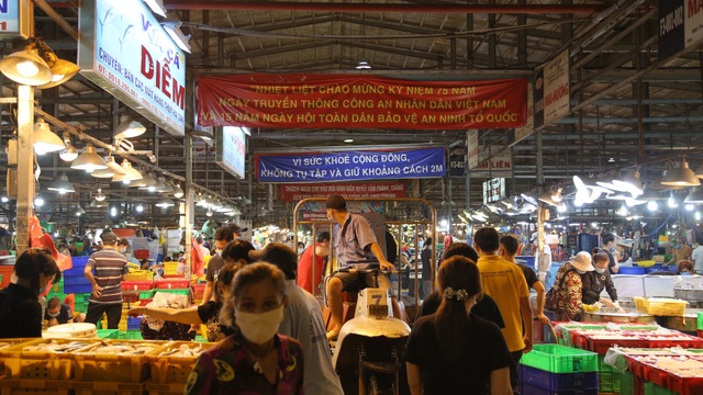 Go back to Saigon to watch the bustling sleepless market in the middle of the Covid-19-2 season