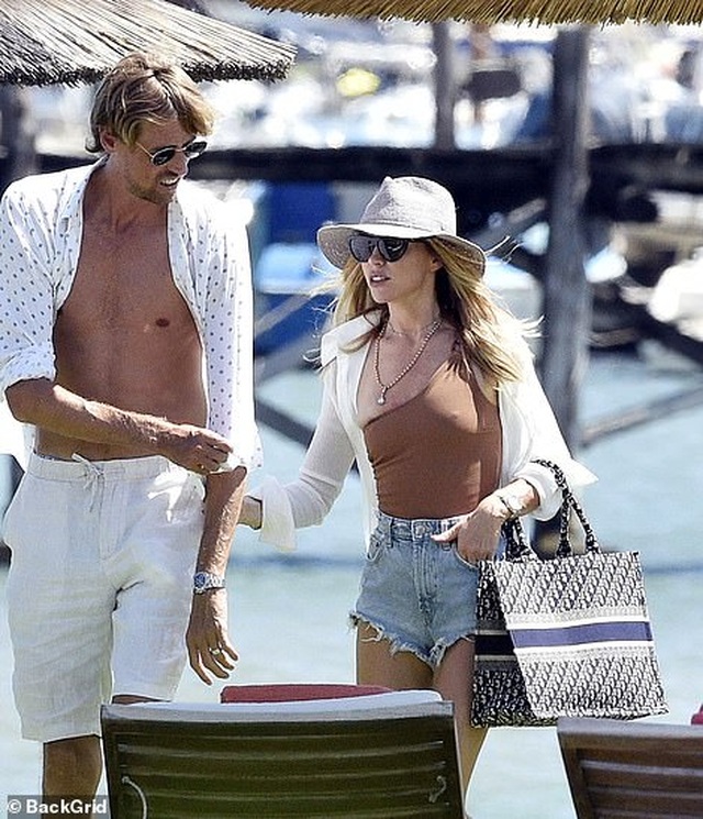 Abbey Clancy diện áo tắm quyến rũ trong kỳ nghỉ tại Italia - 4 Abbey Clancy diện áo tắm quyến rũ trong kỳ nghỉ tại Italia - 4