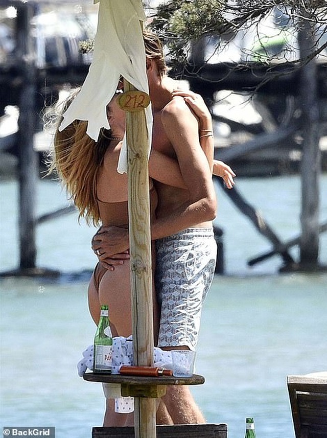 Abbey Clancy diện áo tắm quyến rũ trong kỳ nghỉ tại Italia - 7 Abbey Clancy diện áo tắm quyến rũ trong kỳ nghỉ tại Italia - 7