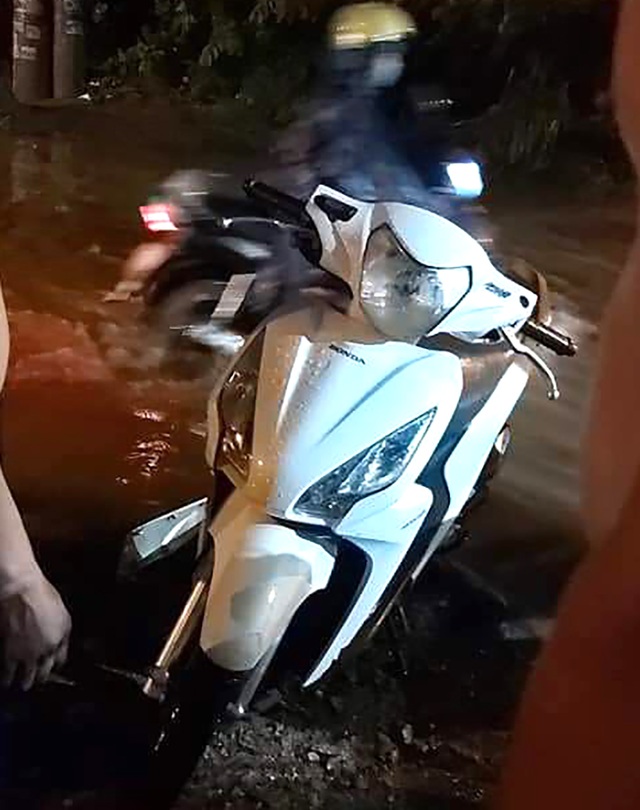 Ngã xuống đường ngập nước, 3 người nghi bị điện giật thương vong - 2 Ngã xuống đường ngập nước, 3 người nghi bị điện giật thương vong - 2