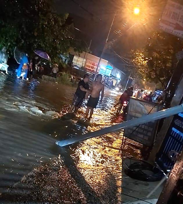Ngã xuống đường ngập nước, 3 người nghi bị điện giật thương vong - 1 Ngã xuống đường ngập nước, 3 người nghi bị điện giật thương vong - 1
