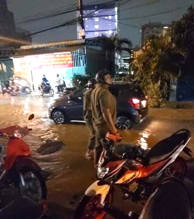 Ngã xuống đường ngập nước, 3 người nghi bị điện giật thương vong - 4 Ngã xuống đường ngập nước, 3 người nghi bị điện giật thương vong - 4