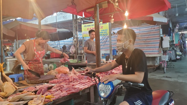 Dịch Covid-19: Công nhân giảm việc, tiểu thương ở chợ ế theo - 4 Dịch Covid-19: Công nhân giảm việc, tiểu thương ở chợ ế theo - 4