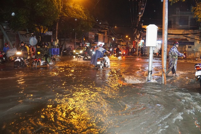 Sau cơn mưa như trút, phía đông Sài Gòn chìm trong biển nước - 1