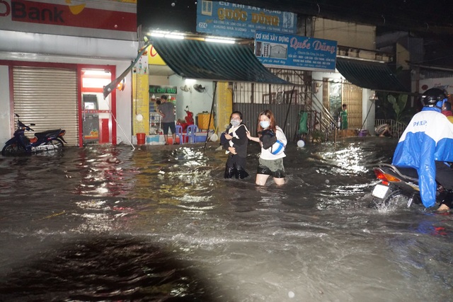 Sau cơn mưa như trút, phía đông Sài Gòn chìm trong biển nước - 2 Sau cơn mưa như trút, phía đông Sài Gòn chìm trong biển nước - 2