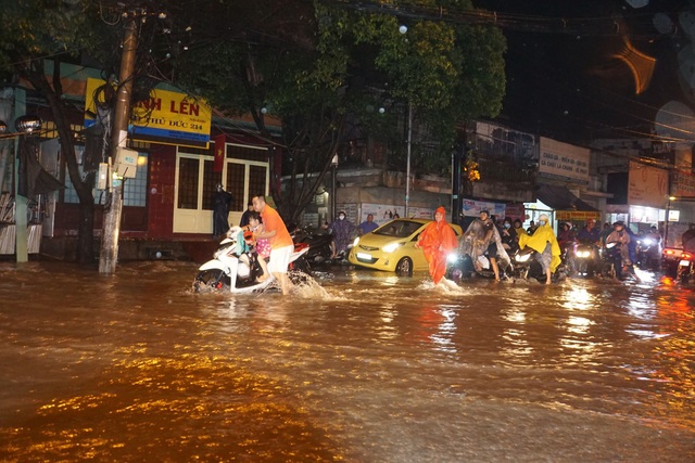 Sau cơn mưa như trút, phía đông Sài Gòn chìm trong biển nước - 4 Sau cơn mưa như trút, phía đông Sài Gòn chìm trong biển nước - 4